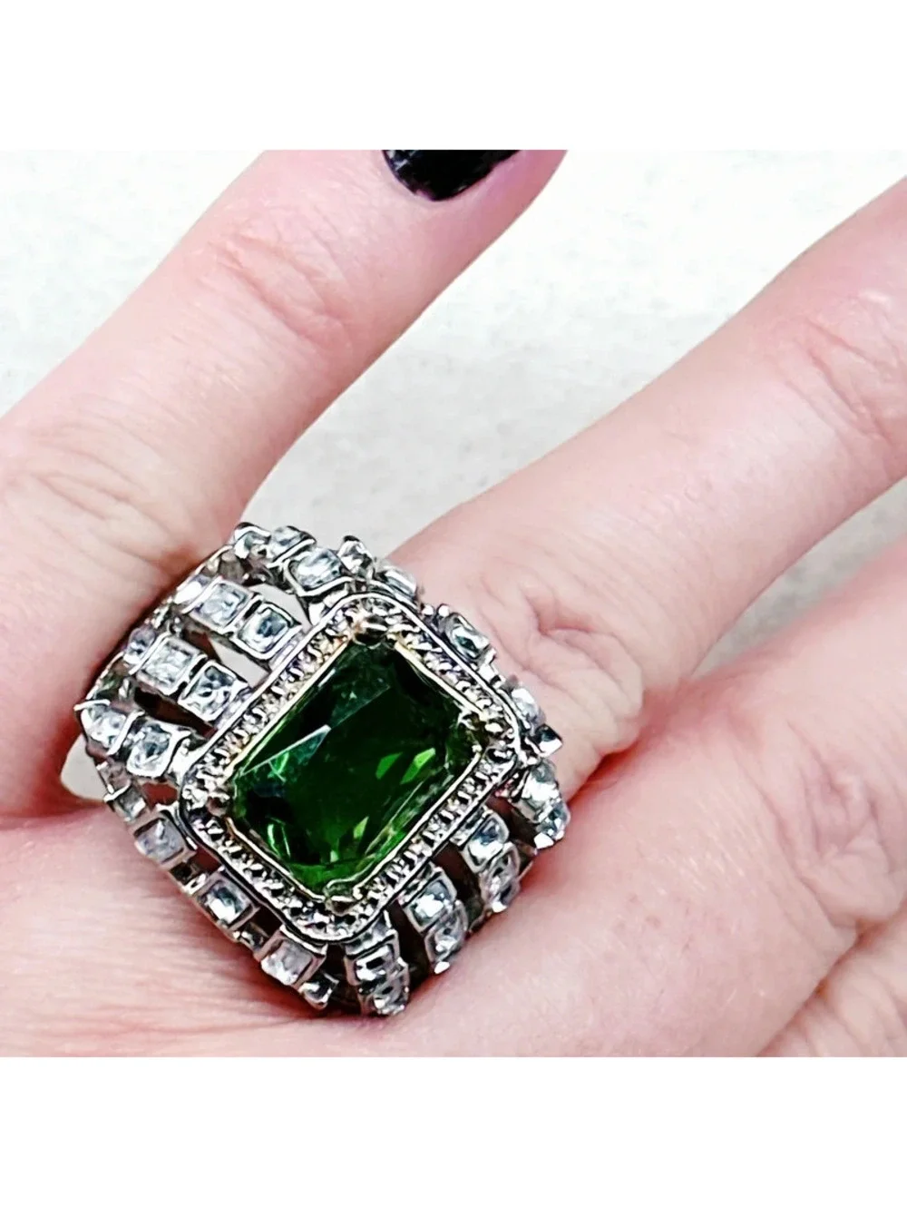 3021u. Green Cocktail Ring 12.75 Damaged